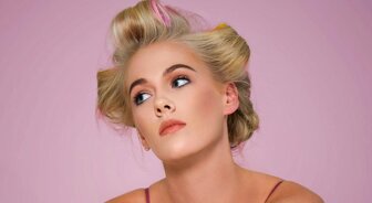 Cele mai bune bigudiuri pentru păr – sunt cele din spumă, papiloate sau electrice?