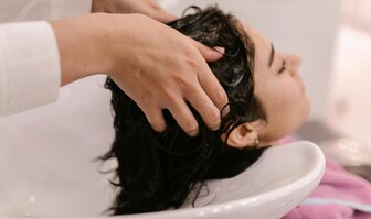Aké sú účinky masáže hlavy na naše zdravie a rast vlasov?