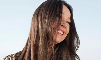 Farba vlasov po 50-tke - ktorá farba omladzuje?