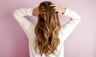 Ako zabrániť vypadávaniu vlasov a čo ho spôsobuje?