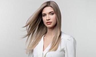 Ako zosvetliť vlasy: Prejdite na blond a nezničte si pri tom vlasy