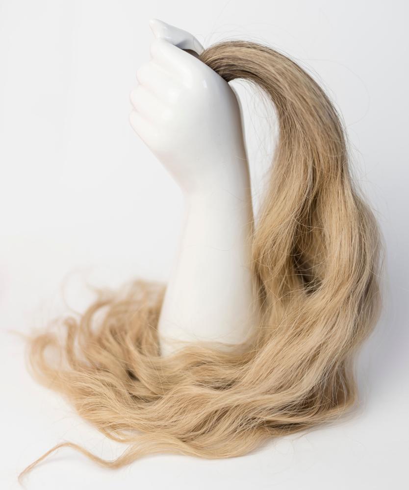 Șuvițe blonde lungi destinate extensiilor de păr