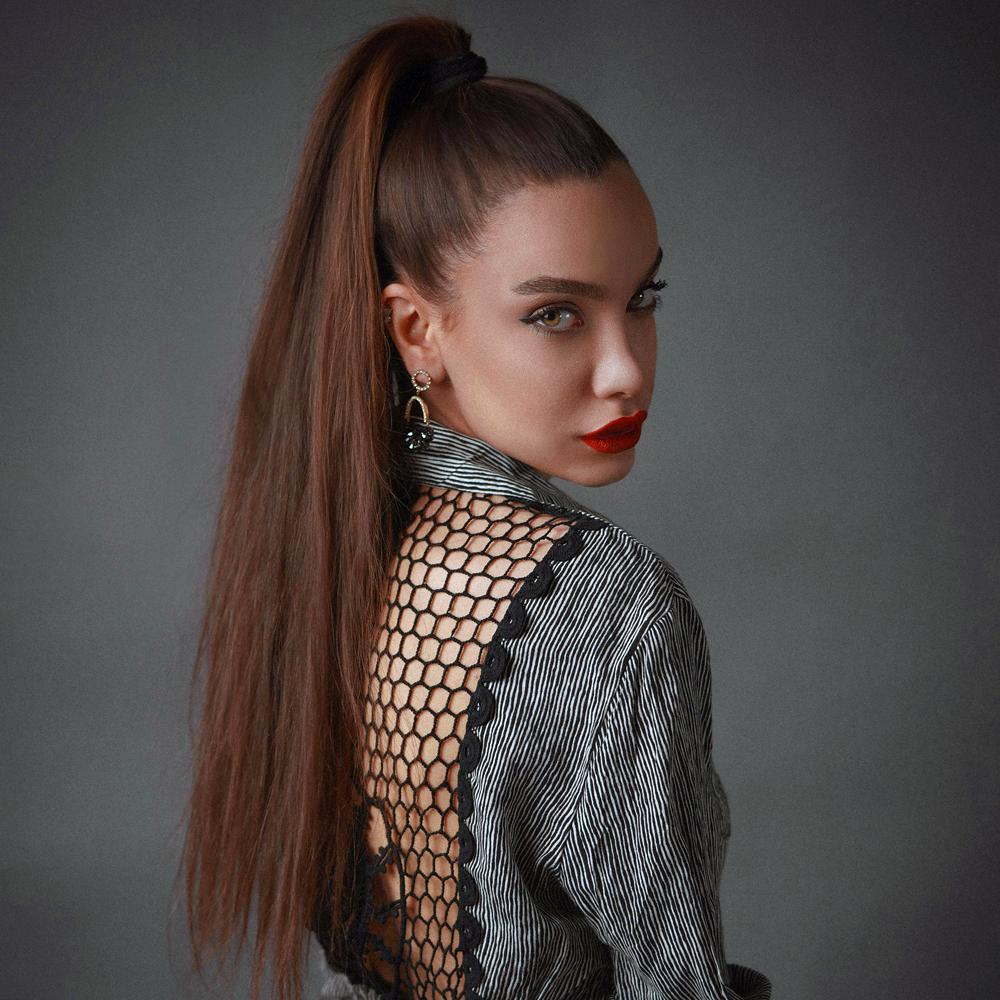 Coafură elegantă cu coadă de cal înaltă și păr lung drept