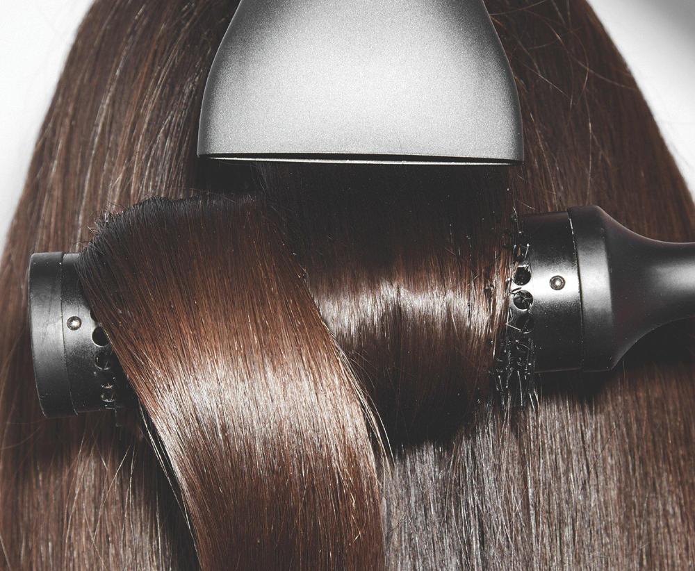 Uscare cu feonul GHD și peria de păr GHD