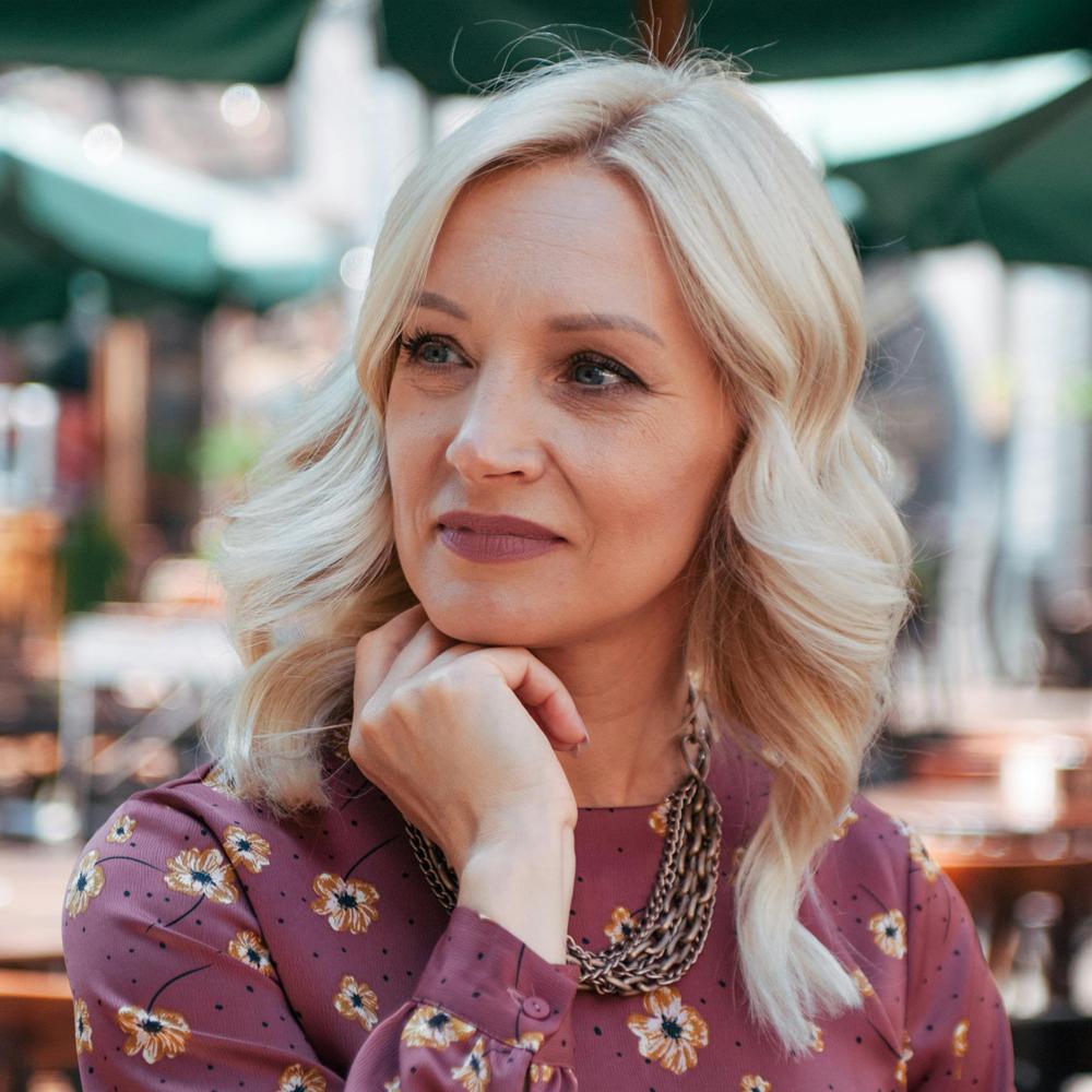 Coafură tinerescă cu onduleuri fine și nuanță blondă