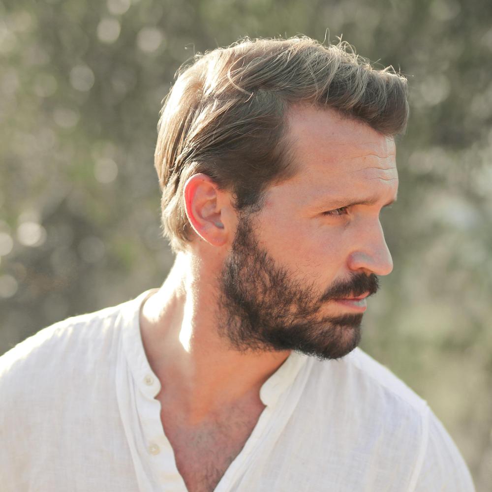 Un bărbat cu t&acirc;mple fine și cu linia părului retrasă