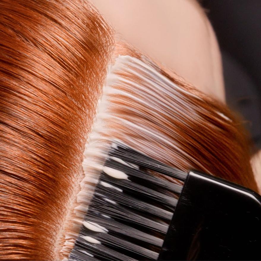 Vopsirea profesională a părului pentru o femeie cu părul roșcat