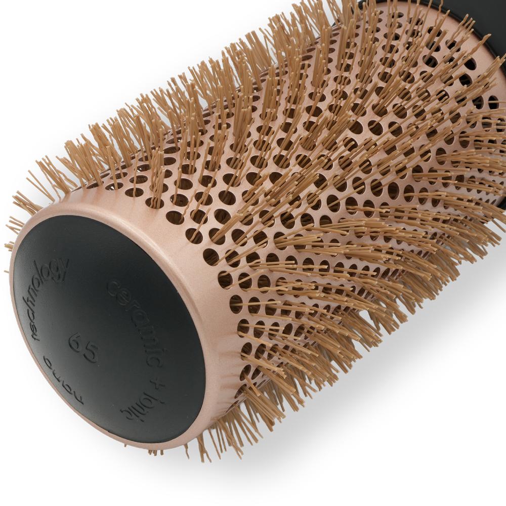 Detaliu al cilindrului perforat al periei rotunde My-She BlowDryXL 65 mm pentru coafarea părului, &icirc;n nuanța Champagne Rose Gold