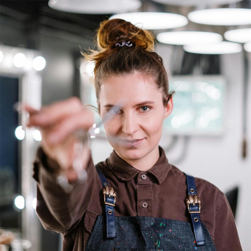 Profesion&aacute;lna kadern&iacute;čka drž&iacute; kadern&iacute;cke nožnice na strihanie vlasov