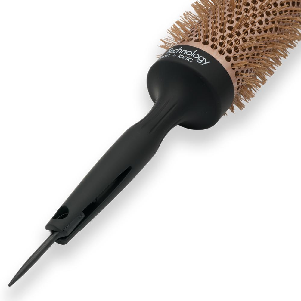Detaliu al m&acirc;nerului ergonomic al periei My-She BlowDryXL, cu v&acirc;rf integrat pentru separarea șuvițelor de păr