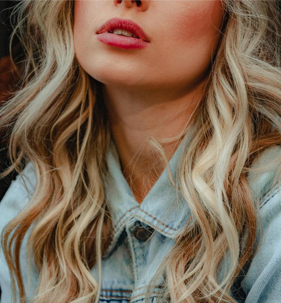 Păr blond murdar cu șuvițe naturale mai deschise și mai &icirc;nchise la culoare