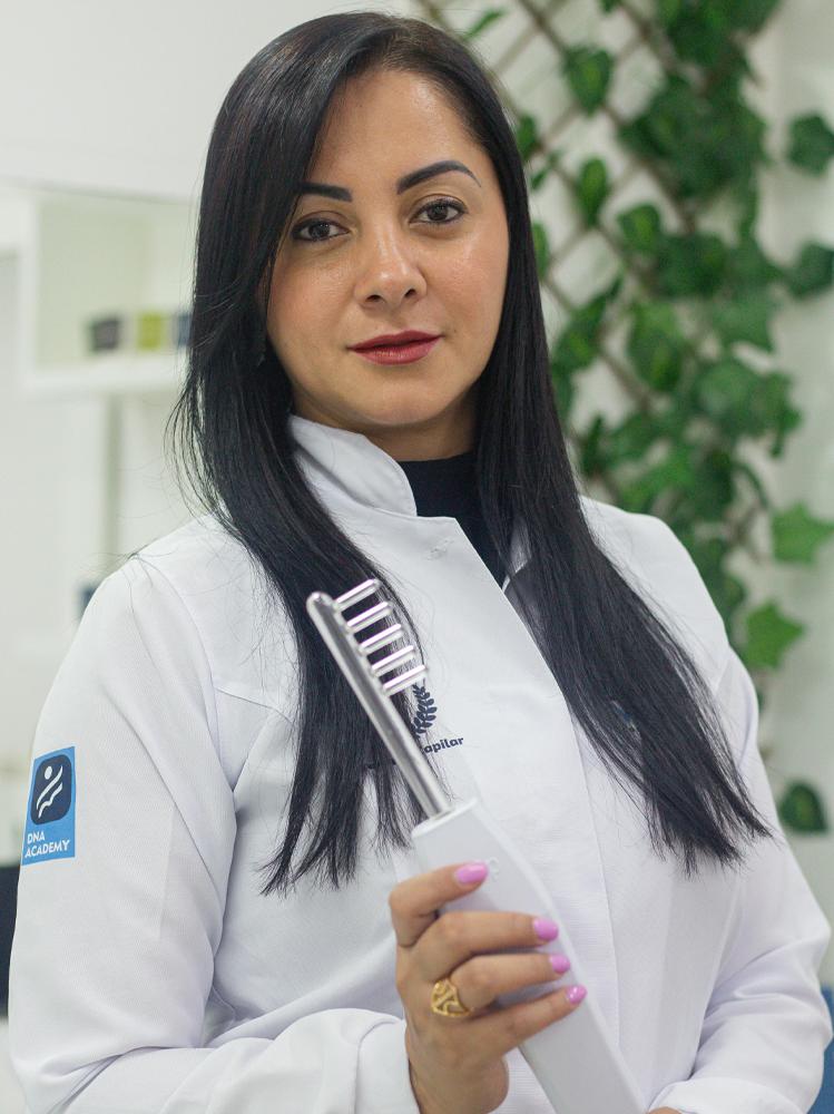 Tricolog &icirc;n timpul examinării tricologice profesionale a părului și a scalpului