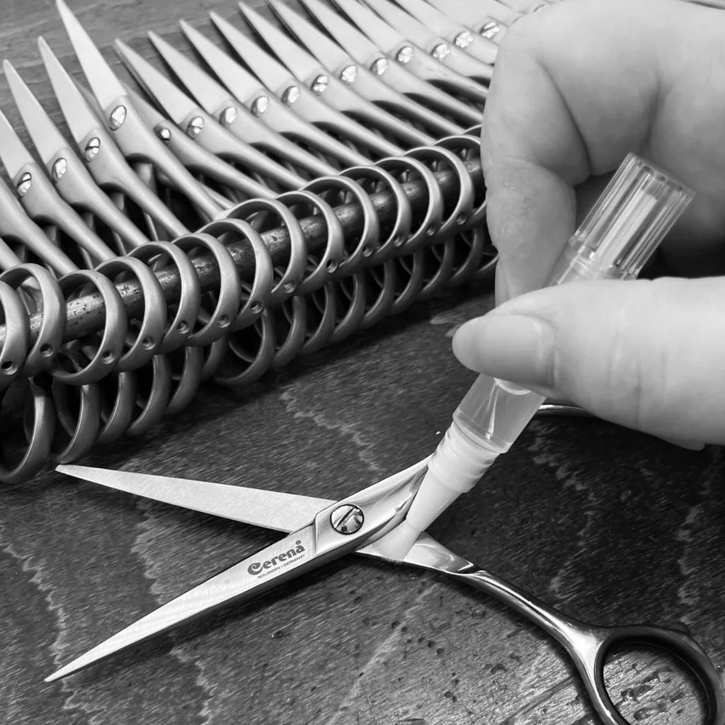 Udržiavanie nožn&iacute;c na vlasy