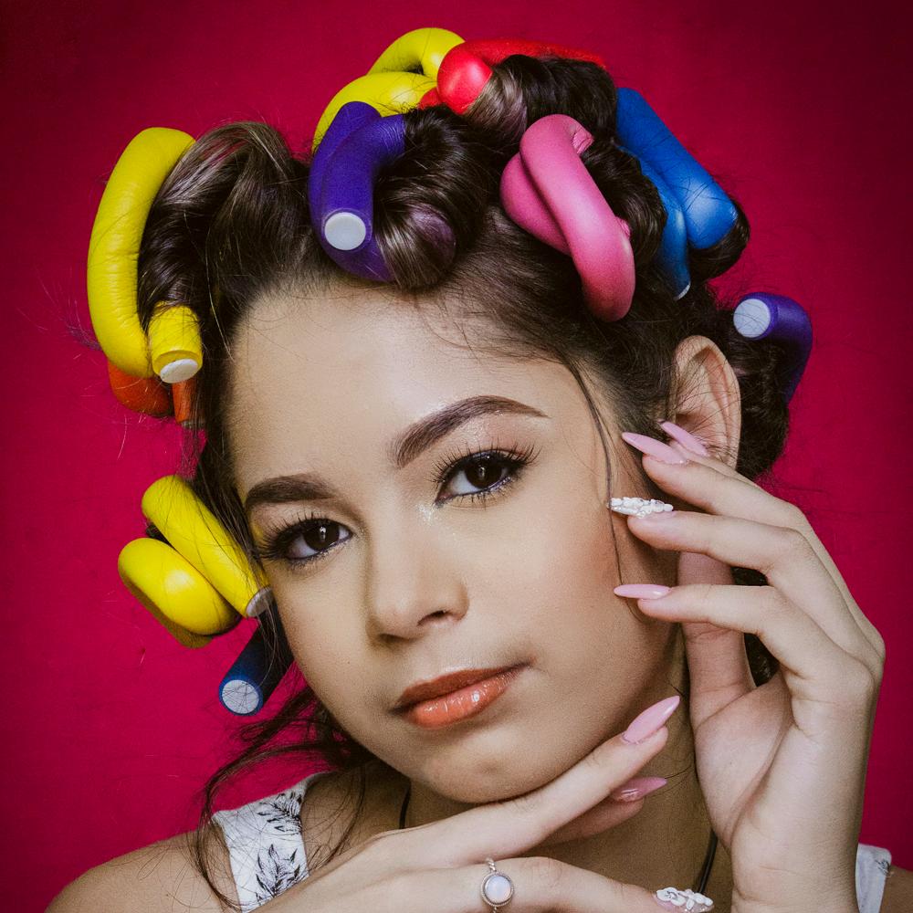 Femeie cu bigudiuri pe păr - ondulator pentru a crea valuri