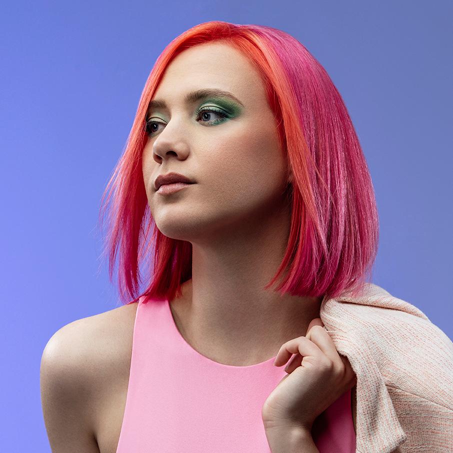 Femeie cu păr colorat, semi-lung - coafură modernă bob drept