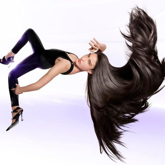 Femeie cu părul neted